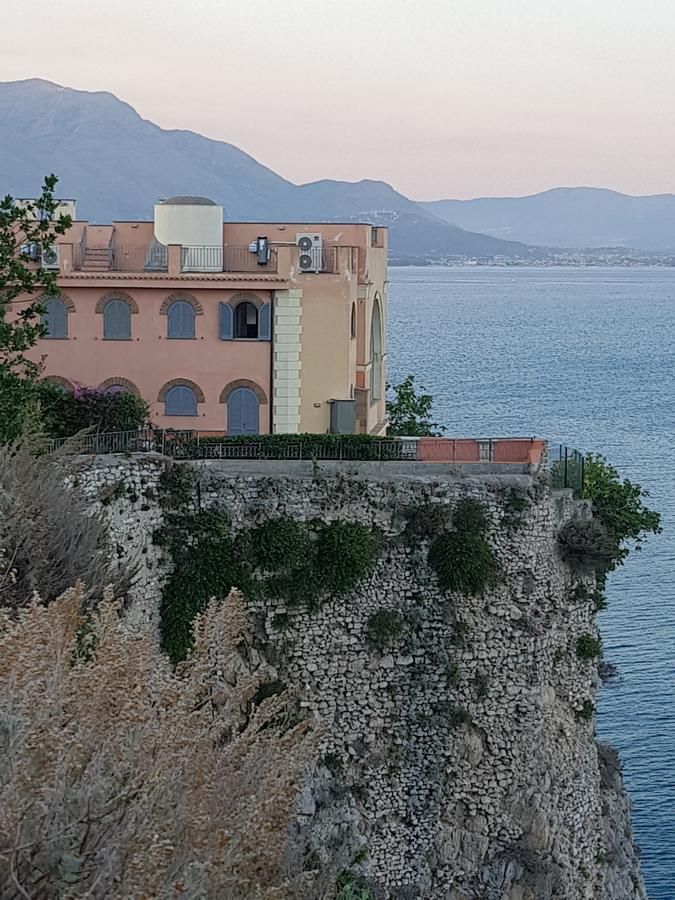 Sunrise Guest House Gaeta Exteriör bild